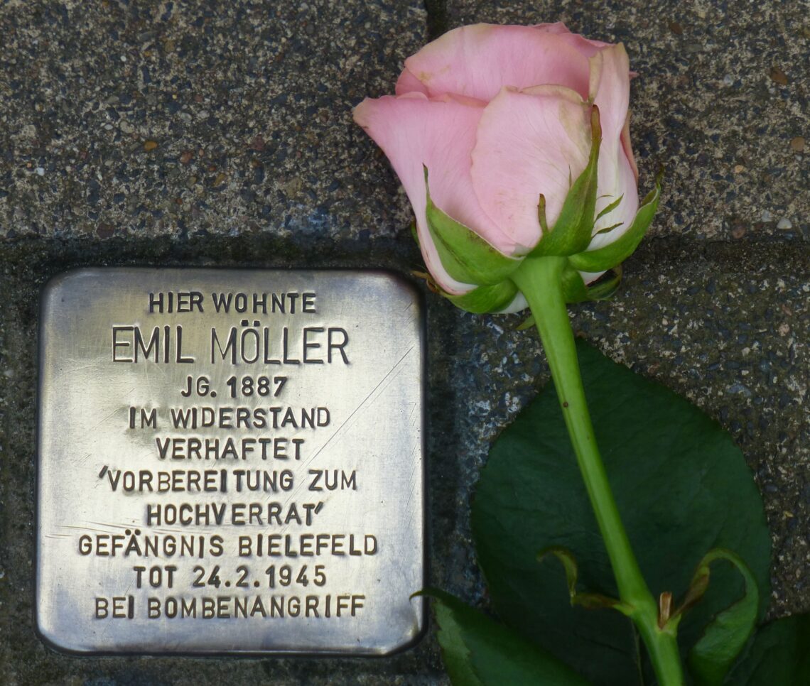 Stolperstein-Emil-Moeller-mit-Rose