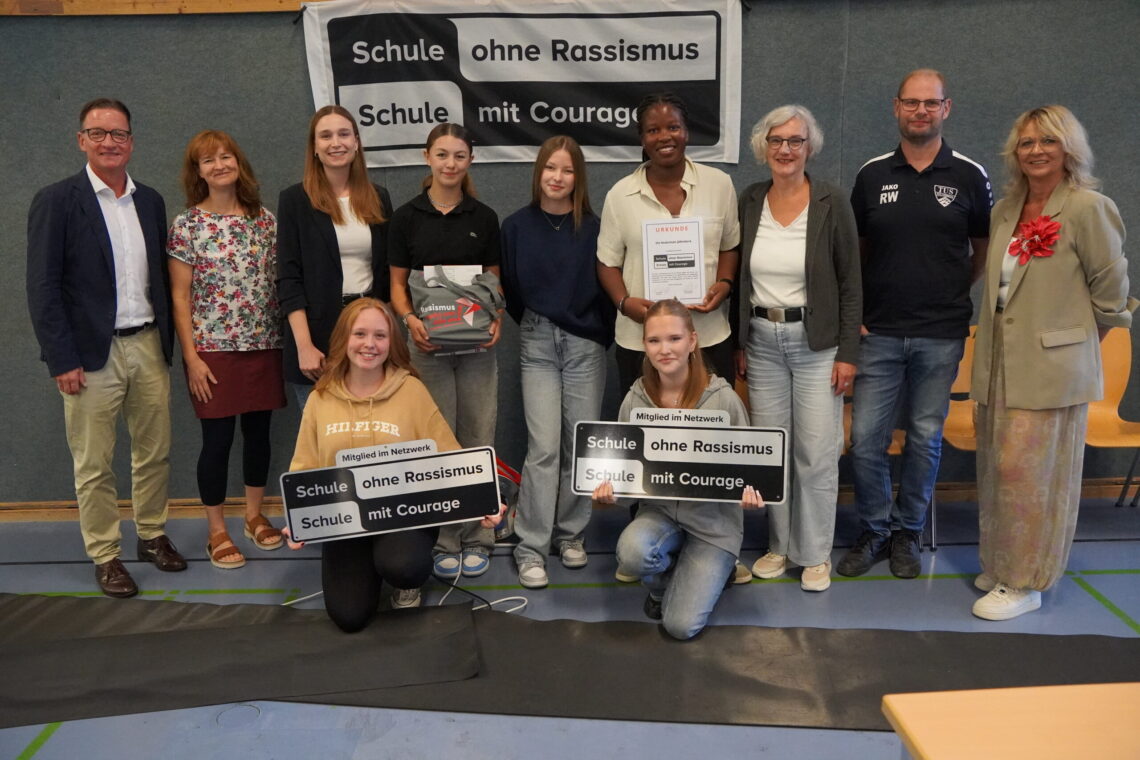 v.l.: Oliver Kollmeyer (kommissarischer Schulleiter), Wiebke Petrasch u. Nora Harre (Lehrerinnen), Alissa u. Finya (SV), Favour, Schülersprecherin, Brigitte Mundt (KI Bielefeld), Robin Wasyliw (Schulpate, Jugendleiter des TUS Jöllenbeck), Martina Bruning (2. Konrektorin), untere Reihe: Antonia u. Emma (SV). Foto: KI Bielefeld, 5.9.2025